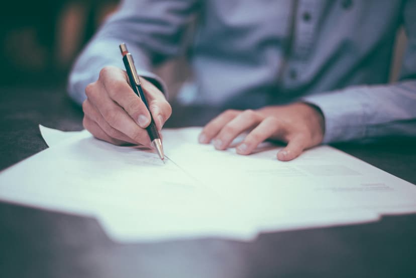 10 Red Flags To Look For In Any Employment Contract (Before You Sign)